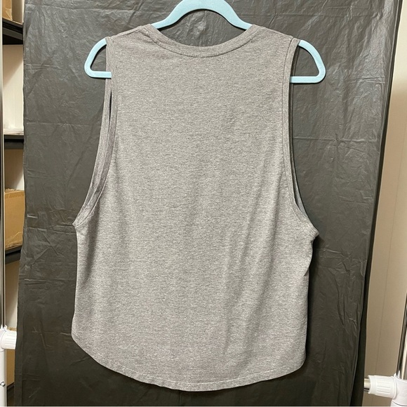 Fabletics Women’s Large Gray Crop Muscle Tee Relaxed Fit Graphic Athletic - Picture 4 of 4